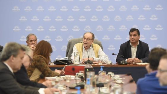 Carlos Heller al encabezar la reunión de la Comisión de Presupuesto