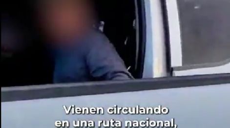 Le quitaron la licencia por enseñarle a su hijo a manejar en plena ruta nacional.