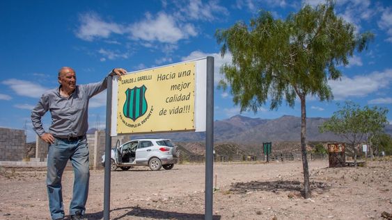 Atonio Garelli es uno de los socios fundadores del Club Social y Deportivo Carlos Garelli, creado el 5 de octubre de 1969. Trabaja en el piedemonte todos los dias para concretar el sueño de construir un campo deportivo de gran inmensidad. Foto: Mariana Villa / Los Andes