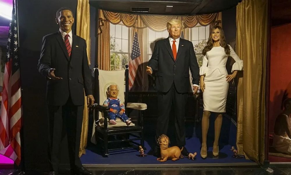 Milei como el perro faldero de Trump en el Museo de Cera de Madrid