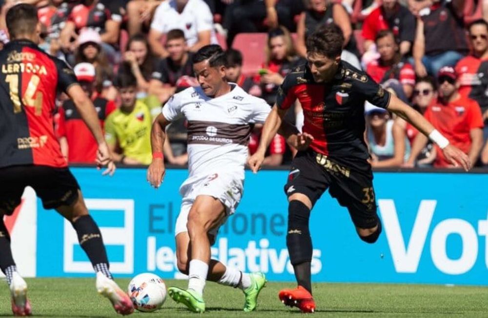 Con goles de Meza, Bernardi y Aliendro, el Sabalero se hizo fuerte en su casa y venció al Calamar por 3-0. / Gentileza.
