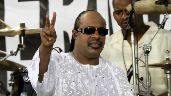 Tras ser trasplantado del riñón, Stevie Wonder vuelve al ruedo con dos temas nuevos