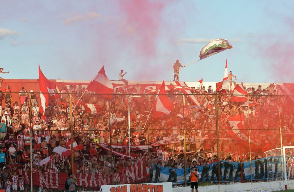 Pura pasión. Las dos cabeceras y la platea del estadio Libertador General San Martín lucieron totalmente colmadas y el recibimiento al equipo de “Toti” Arias fue conmovedor. Foto: Orlando Pelichotti / Los Andes