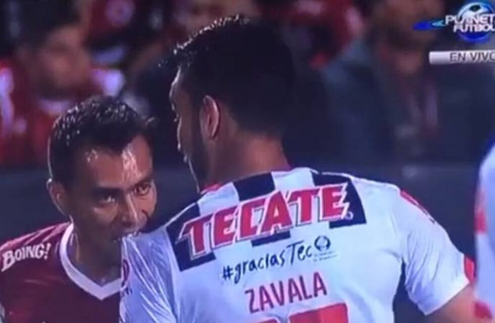 A Luis Suárez le salió un competidor: un futbolista mordió a otro