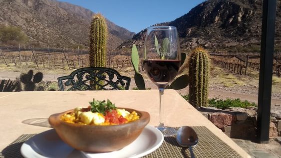 El restaurante de Bodega Chañarmuyo es sinónimo de recetas ancestrales de montaña, elaboradas con productos de estación y  de su propia huerta orgánica.