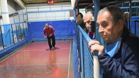 Los Andes | Los clubes sociales de barrios, siguen funcionando gracias a sus socios que cada noche concurren para pasar un momento con amigos jugando a las bochas o distintos deportes y juegos de azar.El club Agustín Álvarez de Godoy Cruz, los socios pueden disfruta