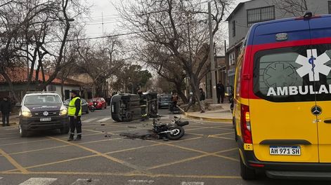 Guaymallén: una moto chocó contra un auto y tres personas resultaron heridas