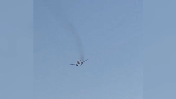 Un avión de American Airlines debió regresar de emergencia a Las Vegas tras echar chispas y humo en pleno vuelo.