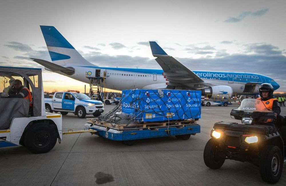 Un cargamento de componentes 1 y 2 de la vacuna Sputnik V y el primer lote de su principio activo para comenzar la producción local del fármaco contra el coronavirus.