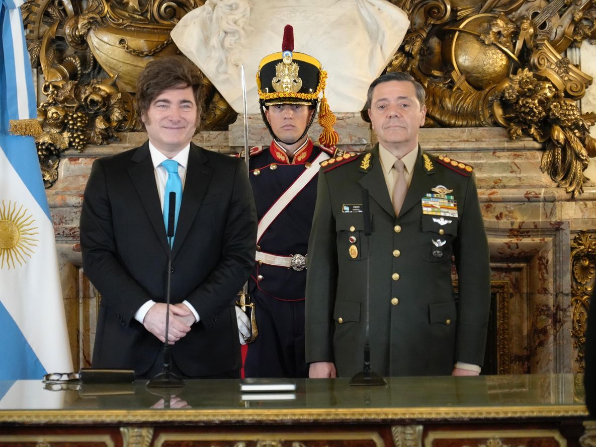 Con el uniforme, Carlos Presti juró como nuevo ministro de Defensa: La vamos a romper toda.