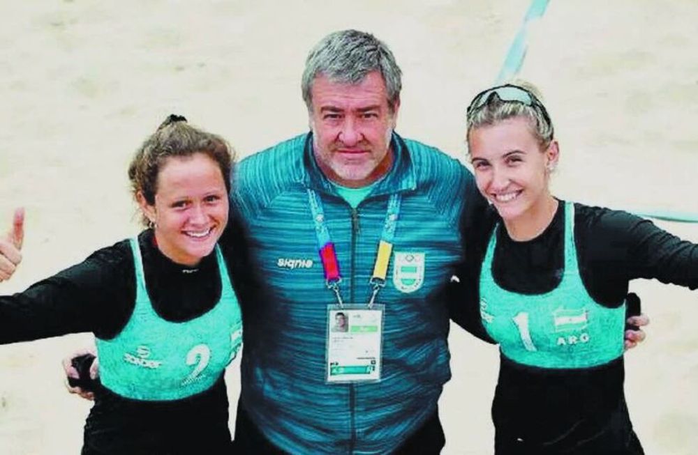 Carlos Amieva, junto a sus pupilas de la rama femenina. El DT espera que Bauti y Leo, tengan pronto competencia.