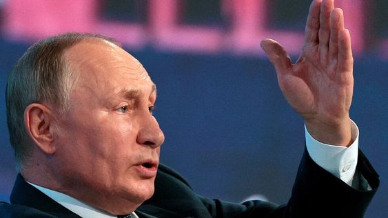 El presidente ruso, Vladimir Putin, pronuncia un discurso durante una sesión plenaria en el Foro Económico Oriental en Vladivostok. (Foto / AP)
