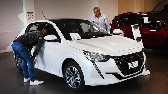 Interesados. Según comentaron desde las agencias, en las últimas semanas, aumentó el público que consultó por el precio de los unidades 0km. / Foto: José Gutierrez / Los Andes