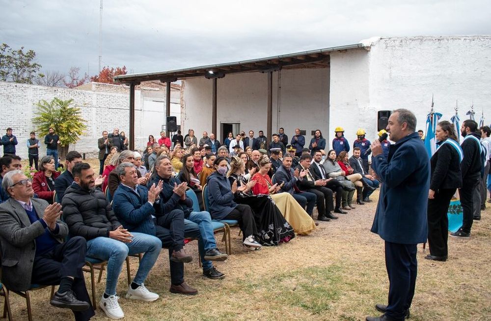 El intendente Matías Stevanato habla en el acto oficial por el 164 aniversario de la creación de Maipú. En primera fila están Adolfo y Alejandro Bermejo.
