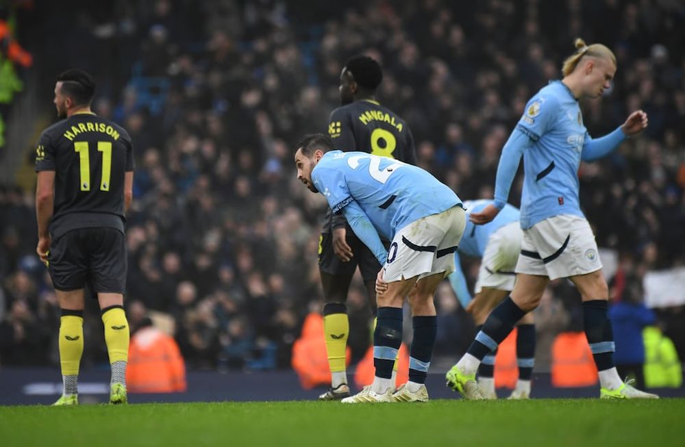 El portugués Bernardo Silva y el noruego Erling Haaland, del Manchester City, se lamentan tras empatar ante el Everton en un partido de la Liga Premier, el jueves 26 de diciembre de 2024 (AP Foto/Rui Vieira)