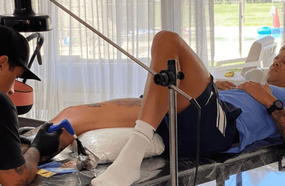 Marco Rojo se tatuó a Diego Maradona con la camiseta de Boca. / Gentileza.