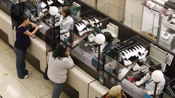 Los trabajadores bancarios acordaron un aumento salarial.