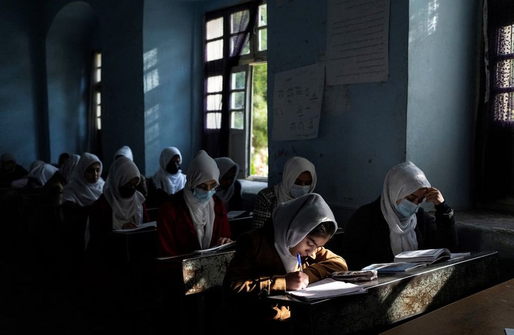 Niñas afganas en  la Escuela Secundaria Femenina Tajrobawai, en Herat. La escuela para niñas bajo los talibanes es irregular y en muchas provincias no se les permite asistir a la escuela después del sexto grado. (AP/Petros Giannakouris)