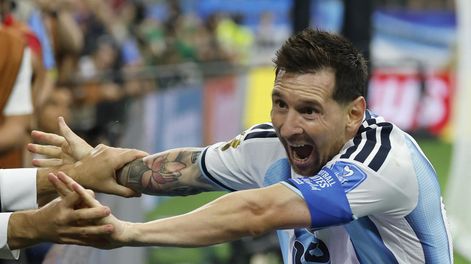 Mundial 2026. &nbsp;El delantero de Argentina, Leo Messi, celebra el segundo gol de La Scaloneta durante el partido del Mundial 2026 entre Argentina y Austria, este lunes en Arlington, Texas con un periodista argentino &nbsp;