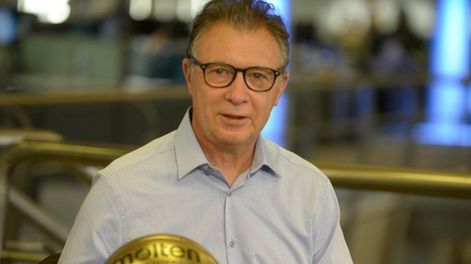 Rubén Magnano, al salón de la FAMA de FIBA. / Gentileza.