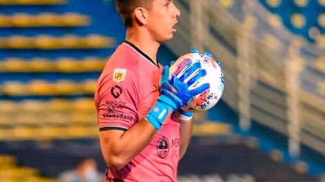 Manos de acero. De a poco, el “1” paraguayo empieza a meterse en los corazones de los hinchas tombinos. El viernes fue clave. / Club Godoy Cruz