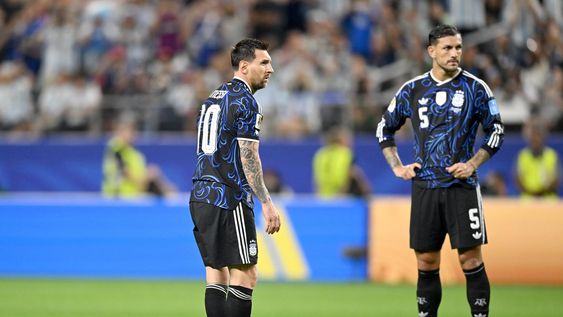 Lionel Messi se prepara para tirar un tiro libre durante el juego entre Argentina y Jordania en el marco de la FIFA World Cup 2026 disputado en Dallas, USA.