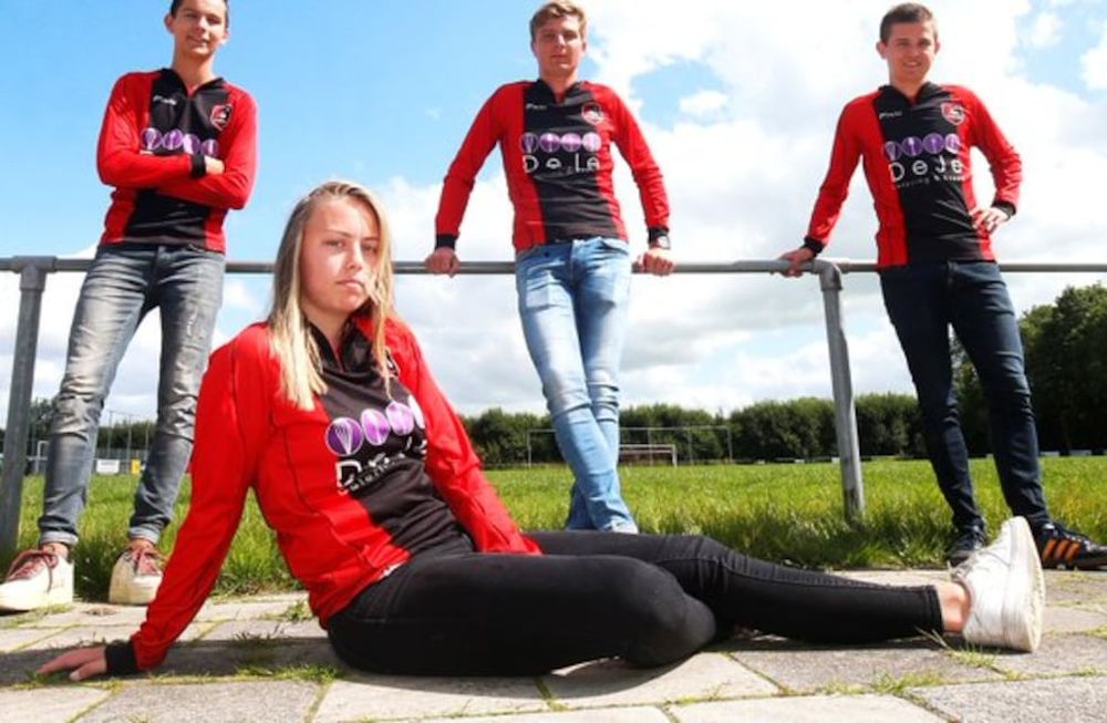 Ellen Fokkema, una neerlandesa de 19 años, será la primera futbolista que podrá jugar en un equipo formado por hombres en la cuarta división de los Países Bajos, para el club VV Foarut, en un plan pionero que puso en marcha la Federación de Fútbol de ese país.