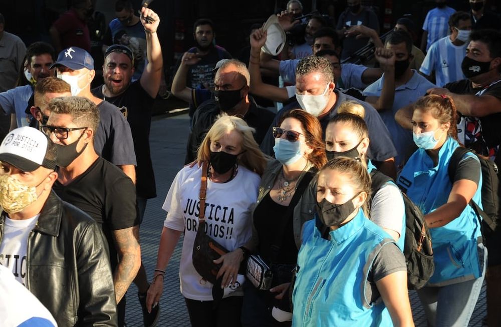 Claudia Villafañe junto a sus dos hijas, Dalma y Gianina Maradona, se hicieron presente en la marcha solo por escasos minutos. Foto: Gentileza / Clarín