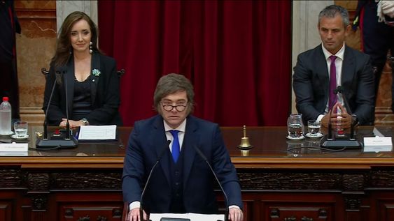 El presidente Javier Milei habla ante la Asamblea Legislativa 2026, escoltado por la vicepresidenta Victoria Villarruel y el presidente de la Cámara de Diputados, Martín Menem