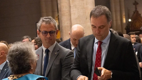 Adorni en el momento de la limosna junto a Martín Menem en la misa en Luján por el Papa Francisco