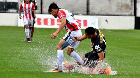 Entre charcos igualaron Chacarita y La Gloria