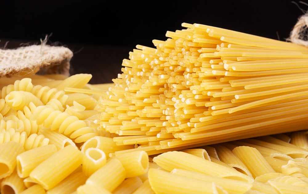 Comer fideos secos es un experimento raro en la alimentación y puede generar riesgos a corto plazo.
