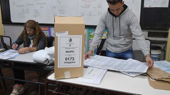 Presidente y fiscales de mesa en la escuela Justo José de urquiza del departamento de Maipú, organizan urna, boleta única y dejan todo en condiciones para que los ciudadanos de Maipú puedan ingresar a votar.Foto:José Gutierrez / Los Andes