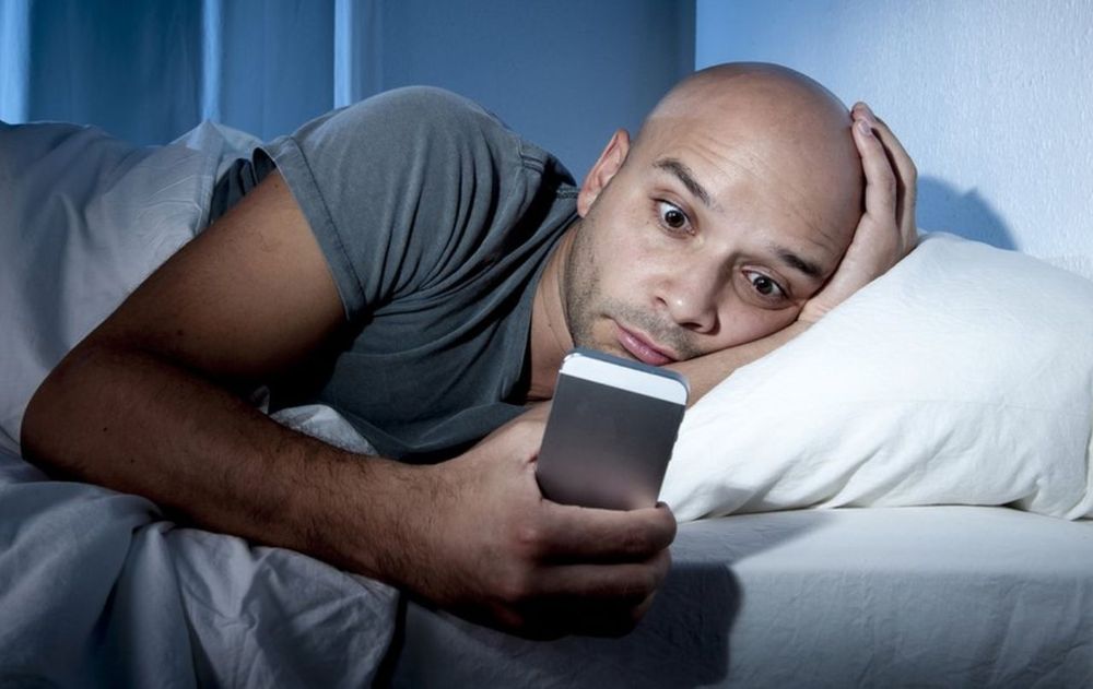 Este truco básico puede ayudar a calmar la ansiedad antes de dormir y poco a poco evitar el uso del celular.