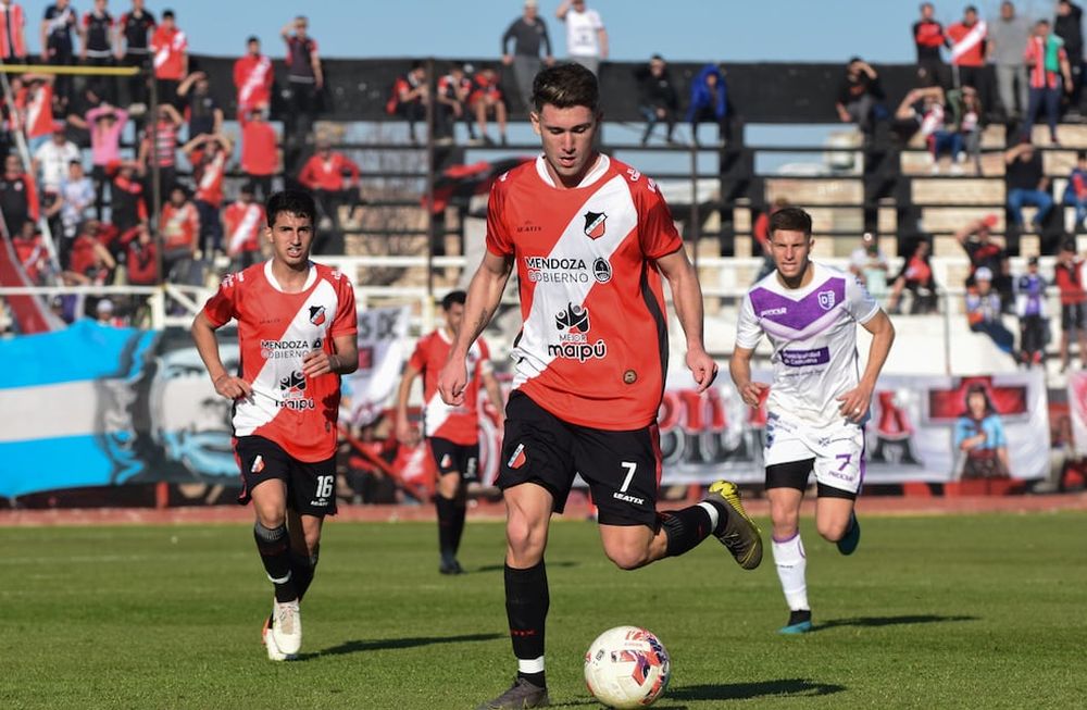 Maipú vs Villa Dálmine. El Cruzado volvió al triunfo luego de 5 partidos sin ganar y se metió en zona de reducido. Marcelo Eggel, extremo derecho de Maipú. Fotos: Mariana Villa / Los Andes