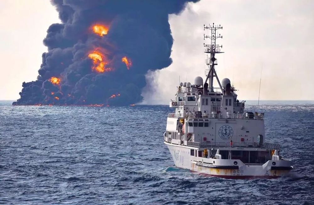 Con una fuerte explosión, se hundió el petrolero iraní en el mar de China