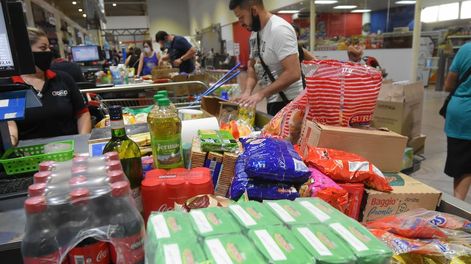 Para los argentinos, la compra de alimentos se lleva más del 40% de sus ingresos. Foto: José Gutiérrez / Los Andes