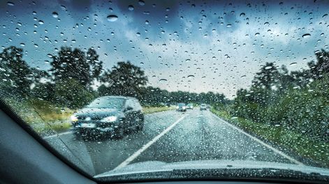 Ni 30 ni 90 km/h: a qué velocidad es más seguro conducir con lluvia o piso mojado