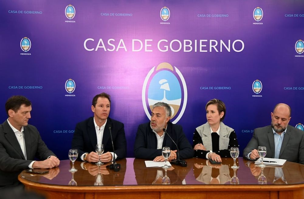El gobernador Alfredo Cornejo y la ministra de Energía y Ambiente, Jimena Latorre, junto a los representantes de la empresa Genneia. Foto: Prensa Mendoza
