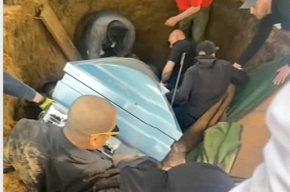 En Estados Unidos, un féretro cayó a la fosa junto a los familiares que lo sostenían.