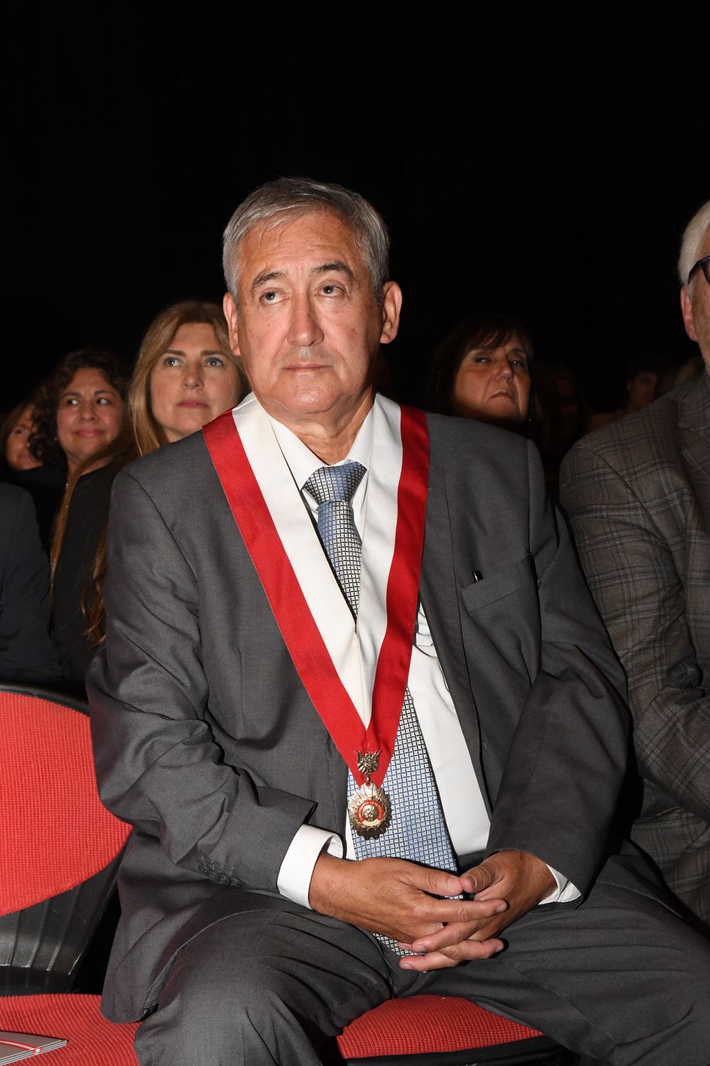 Dr José Luis Elías Ávalos, prezes założyciel Prywatnego Uniwersytetu San Juan Bautista i obecny kongresman Republiki Peru, podczas udziału w ceremonii z okazji 65. rocznicy Uniwersytetu Juana Agustína Mazy.