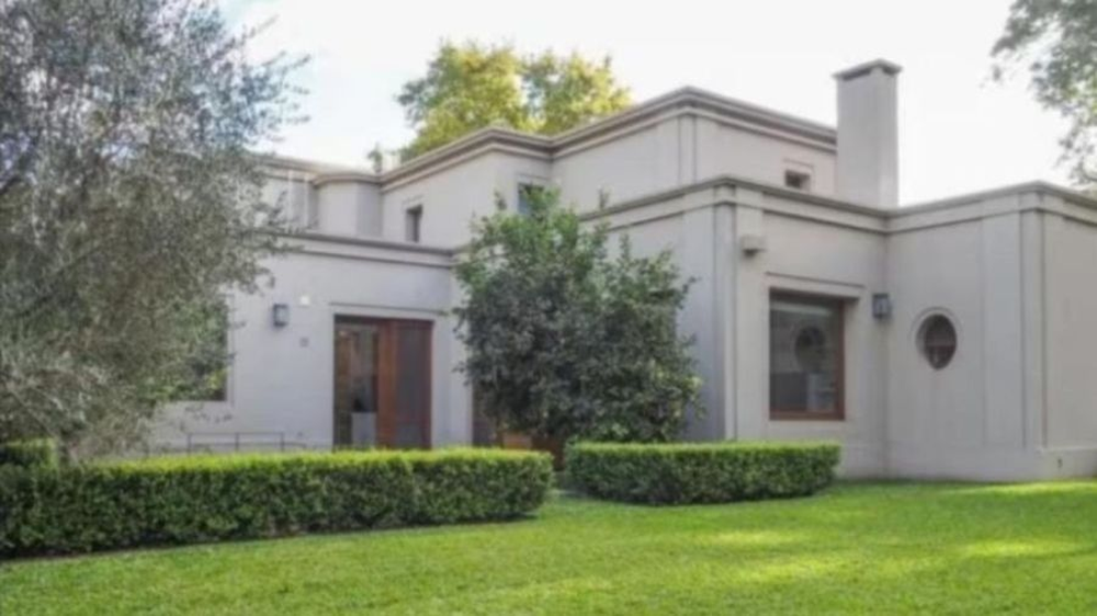 Lali Espósito y Pedro Rosemblat comparten una casa con estilo contemporáneo.