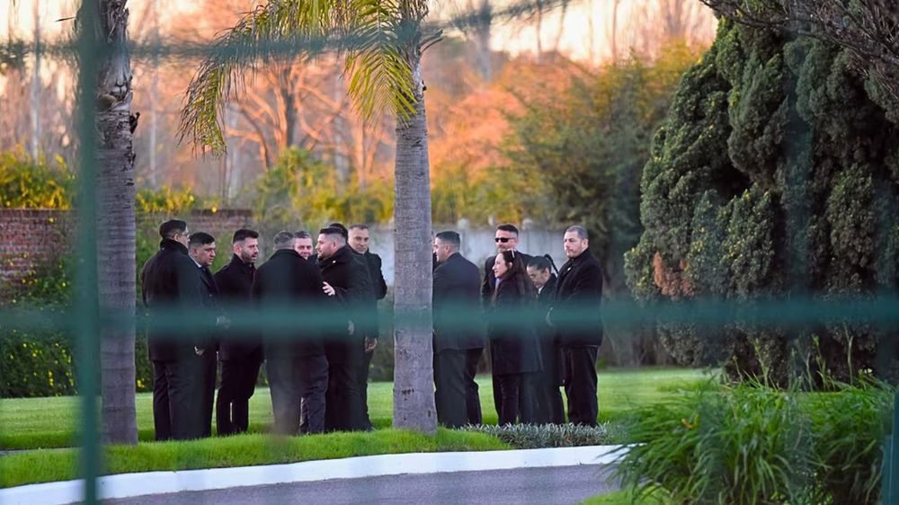 Familiares y allegados de Jorge Messi se reúne en el cementerio de Rosario durante su sepelio.