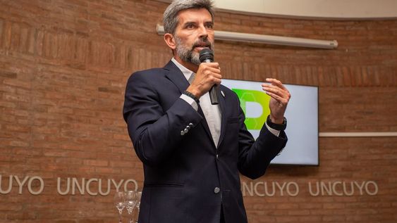 Ulpiano Suarez, junto con el resto de los intendentes de la provincia, firmó un acuerdo en la UNCuyo para trabajar en la reducción de la huella de carbono.