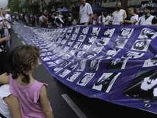 Las distintas organizaciones de Derechos Humanos, políticas y sindicales llegaron a las inmediaciones de la Plaza de Mayo. En el marco de la movilización a 49 años del golpe militar, organismos de Derechos Humanos (Madres, Abuelas, HIJOS, Encuentro Memoria, Verdad y Justicia) marchan junto a sindicatos y partidos políticos. Las distintas organizaciones de Derechos Humanos, políticas y sindicales llegaron a las inmediaciones de la Plaza de Mayo. En el marco de la movilización a 49 años del golpe militar, organismos de Derechos Humanos (Madres, Abuelas, HIJOS, Encuentro Memoria, Verdad y Justicia) marchan junto a sindicatos y partidos políticos.