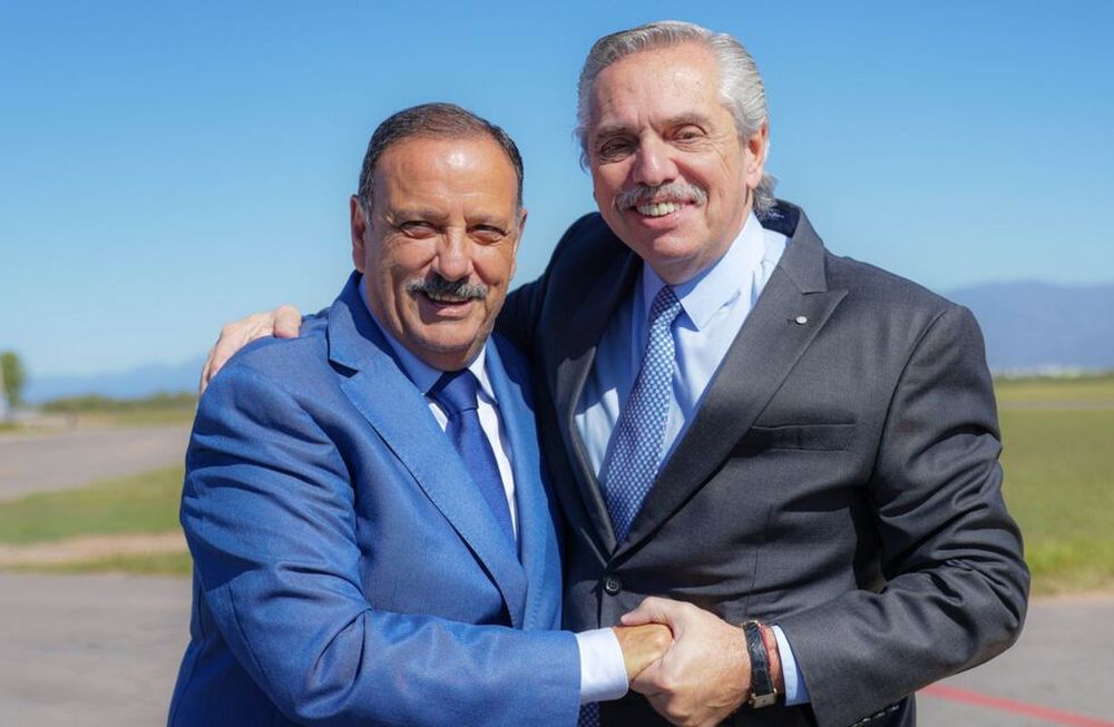 Ricardo Quintela y Alberto Fernández tras la reelección del actual gobernador de La Rioja que hoy quiere censurar a la prensa en la reforma constitucional.