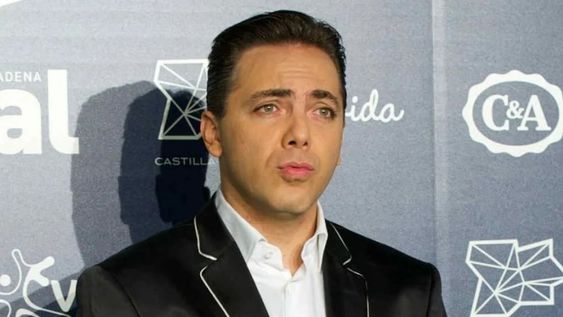 ¡Cristian Castro sigue tomando leche en mamadera!