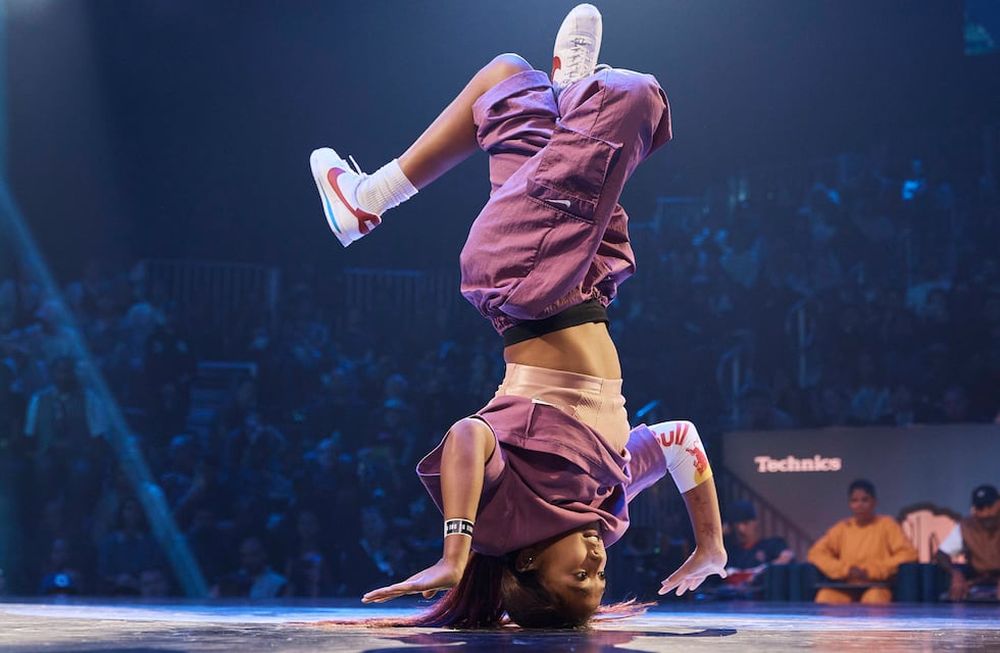 ARCHIVO - Logan Edra, conocida también como B-Girl Lotistix, compite por Estados Unidos een breakdancing, el sábado 12 de noviembre de 2022, en Nueva York  (AP Foto/Andres Kudacki, archivo)