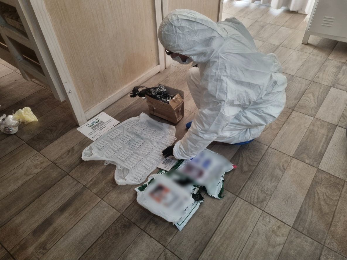 Las ampollas de fentanilo encontradas en el hotel de Mendoza donde se alojaba el chileno detenido. Gentileza Gendarmería Nacional.