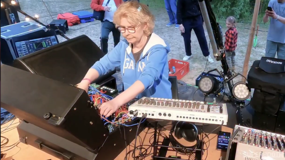 Luego de vender su estudio y apostar por la familia, Andrea Gill volvió a la música techno a los 60 años.&nbsp;